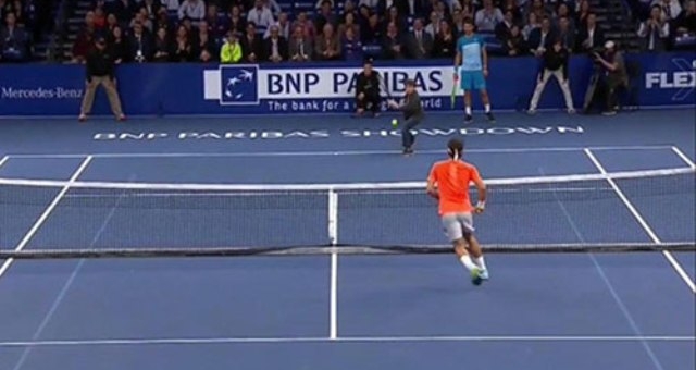 VIDEO: Cú lốp bóng khiến Federer chỉ biết đứng nhìn của tay vợt nhí