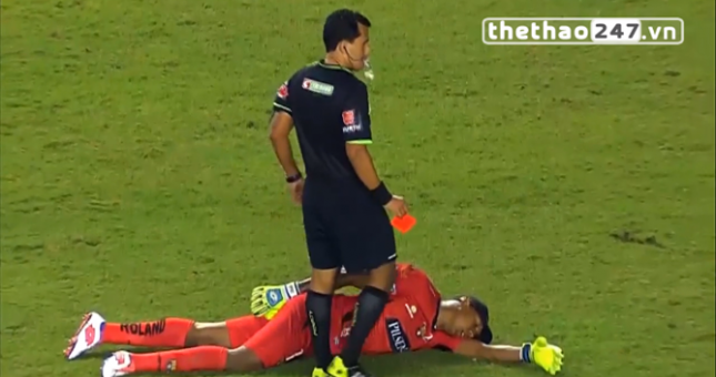 VIDEO: Vào bóng thô bạo, thủ môn giả vờ bất tỉnh để tránh thẻ đỏ