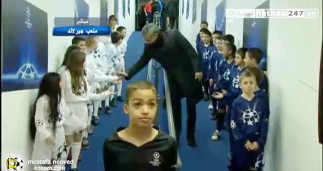 VIDEO: Mourinho pha trò như Mr Been với các cầu thủ nhí