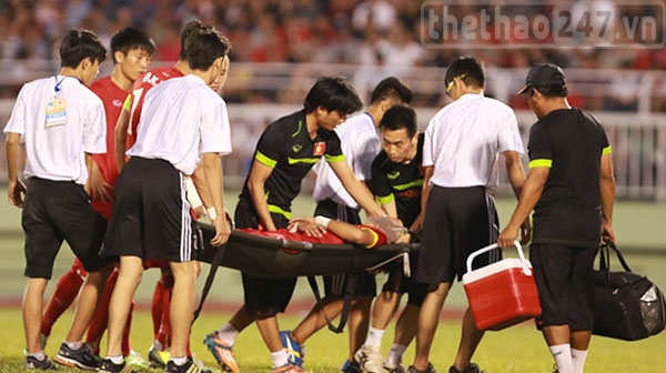 Mạnh Hùng, Minh Long rời sân bằng cáng, HLV Miura lo sốt vó