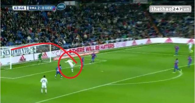 VIDEO: Xà ngang từ chối siêu phẩm của Benzema