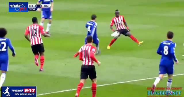 VIDEO: Cầu thủ Southampton bị Fabregas tỉa bóng trúng 'chỗ hiểm'