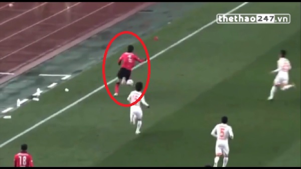VIDEO: Pha ghi bàn từ sát biên ở khoảng cách 50m của cầu thủ Nhật Bản