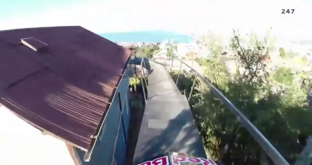 Video đua xe: Màn đổ đèo rùng rợn nhất từng thấy