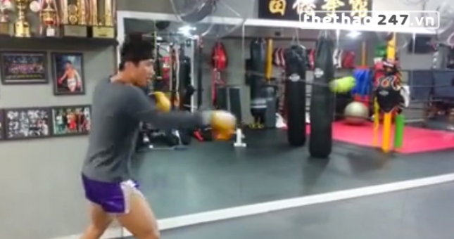 Video võ thuật: Bài tập đấm chính xác kỳ dị của võ sĩ kick-boxing