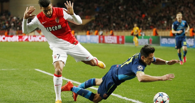 VIDEO: Pha bóng Sanchez ăn vạ kiếm penalty nhưng bất thành