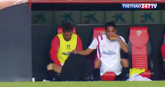 VIDEO: Cầu thủ suýt 'lộ hàng' vì giải quyết ngay trên băng ghế dự bị