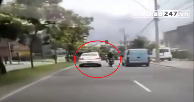 VIDEO: Biker đạp nhau với ô tô và cái kết 'đắng lòng'