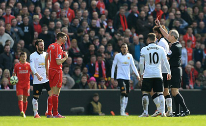 Steven Gerrard nhận thẻ đỏ sau 40 giây vào sân