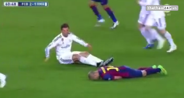 VIDEO: Sao Barca giả vờ đau đớn sau khi va chạm với Ronaldo