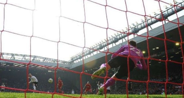 VIDEO: Rooney bỏ lỡ đáng tiếc trên chấm 11m