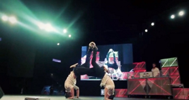 VIDEO: Màn phối hợp biểu diễn tâng bóng nghệ thuật đỉnh cao