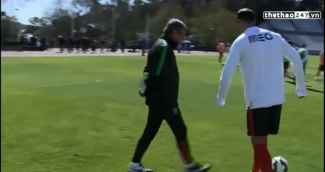 VIDEO: Ronaldo 'học đòi' xâu kim nhưng bất thành