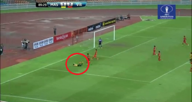 VIDEO: Cầu thủ U23 Malaysia ăn vạ để kiếm pen bất thành