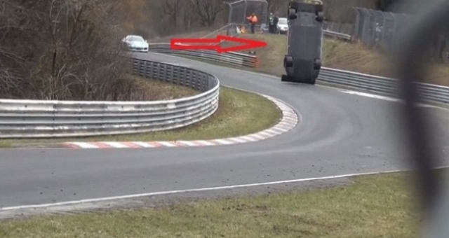 VIDEO: Tai nạn kinh hoàng trên đường đua khiến 1 người thiệt mạng