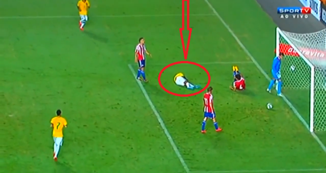 VIDEO: Sao trẻ Brazil nằm sân sau khi ghi bàn