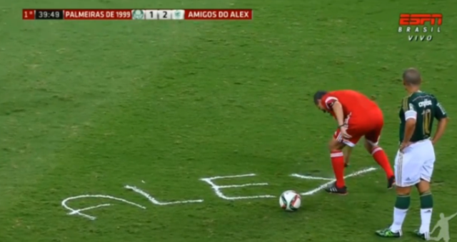 VIDEO: Trọng tài pha trò cười với cách đánh dấu điểm sút phạt hài hước