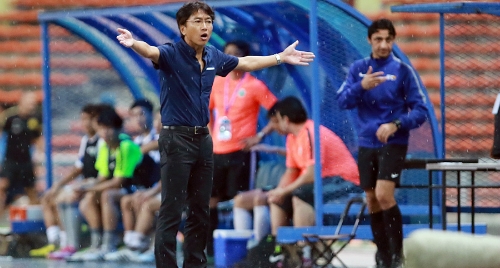 HLV Miura sẽ phải 'chạy sô' khi một lúc đánh 2 mặt trận