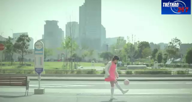 VIDEO: Ngắm vẻ duyên dáng của hot girl Nhật Bản khi tâng bóng