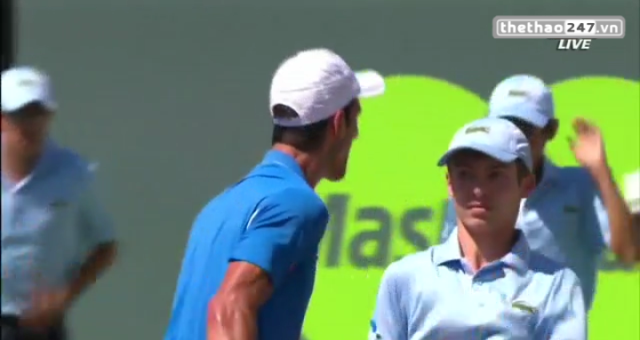 VIDEO: Hành động không đẹp của Djokovic với cậu bé nhặt bóng