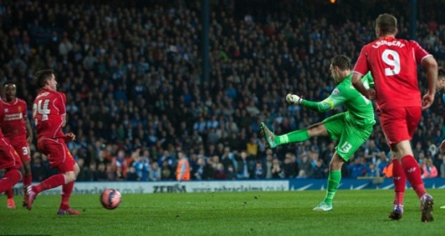 VIDEO: Pha xoay người dứt điểm như tiền đạo của thủ môn Blackburn