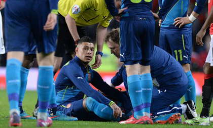 Arsenal nhận tin buồn từ Oxlade-Chamberlain