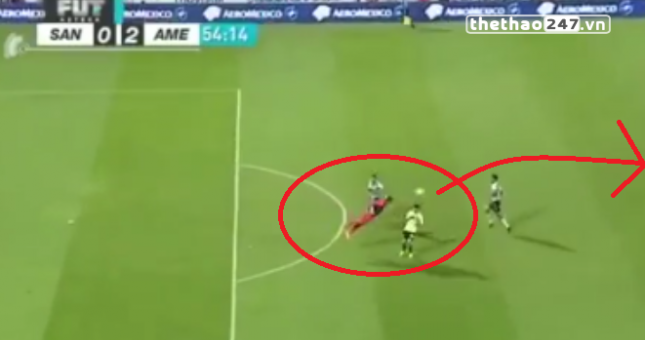 VIDEO: Thủ môn bay người như Neuer phá bóng kiến tạo cho đối phương ghi bàn