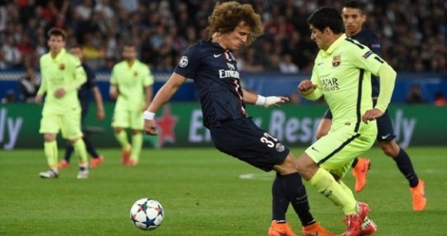 VIDEO: 2 lần David Luiz 'tẽn tò' vì bị Suarez xỏ háng