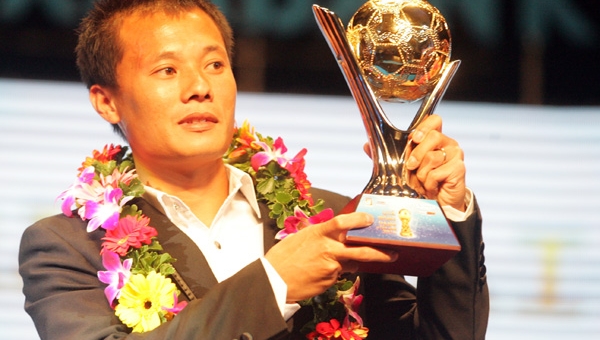 QBV Lương “dị”: Phủi nhất sân chuyên và chuyên nhất trên sân phủi