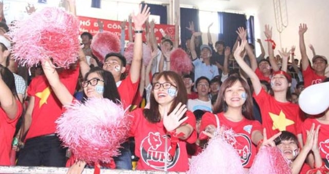 VIDEO: Không khí cổ vũ cuồng nhiệt của các CĐV tại giải bóng đá sinh viên