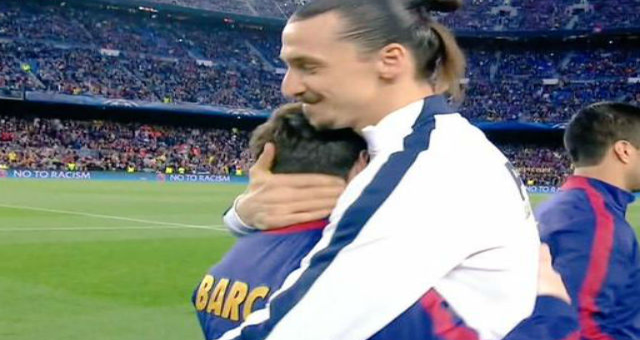 VIDEO: Ibrahimovic và Messi thân mật ở trận đấu Barca với PSG