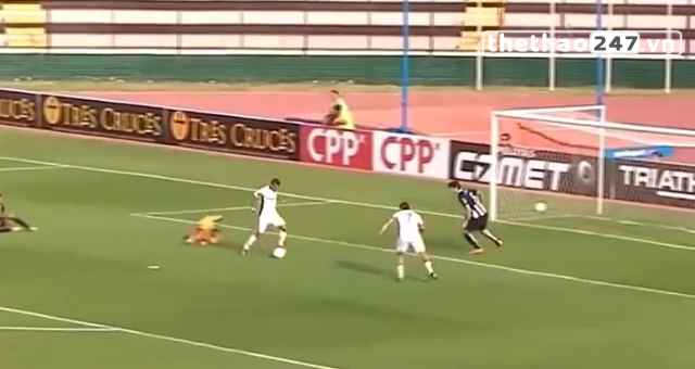 VIDEO: Pha solo từ giữa sân như Rô béo và cái kết bất ngờ