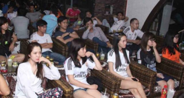VIDEO: Fan nữ thức trắng đêm cổ vũ cho Real Madrid