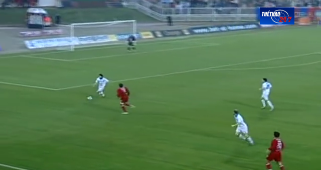 VIDEO: Không cần sút cũng ghi bàn thắng tuyệt đẹp từ 20m