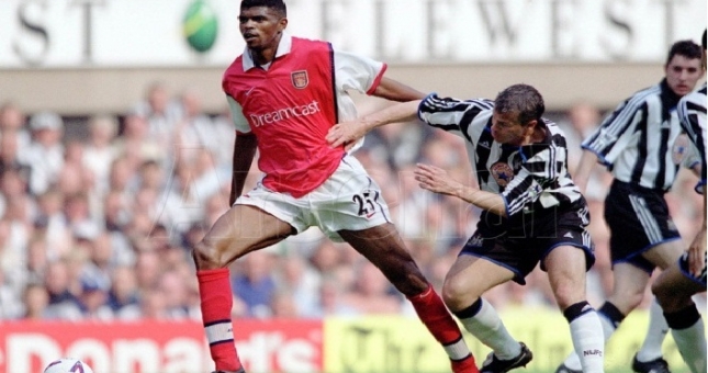 VIDEO: Pha đánh gót thành bàn đẳng cấp của cựu Pháo thủ Nwankwo Kanu