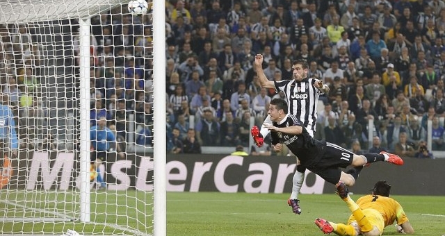 VIDEO: James Rodriguez bỏ lỡ đáng tiếc ở khoảng cách chưa đầy 3m