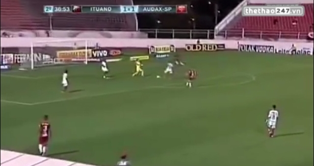 VIDEO: Thủ môn liều lĩnh tự tạo tình huống khó để được tỏa sáng