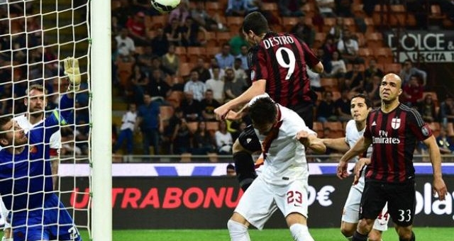 Video clip bàn thắng: AC Milan 2-1 AS Roma (VĐQG Italia 2014/15)
