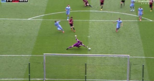 VIDEO:David Silva bỏ lỡ đáng tiếc khi đối mặt thủ môn QPR