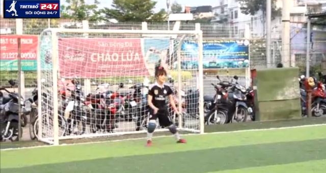 VIDEO: Fan nữ Việt trổ tài bắt bóng trên sân phủi