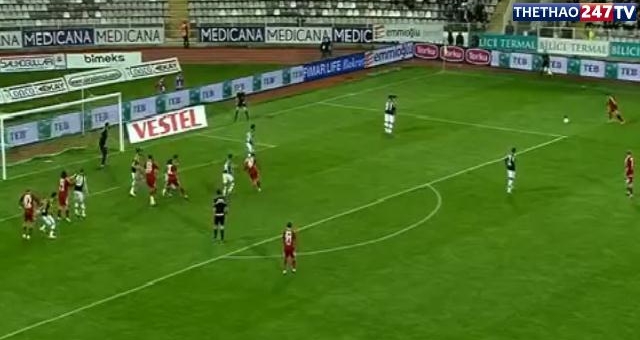 VIDEO: Siêu phẩm rocket từ góc sút không tưởng