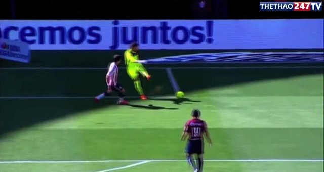 VIDEO: Thủ môn trả giá bằng bàn thua vì... phát bóng hụt