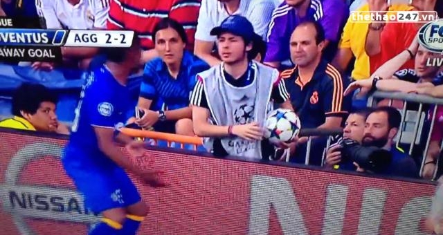 VIDEO: Patrice Evra bị cậu bé nhặt bóng 'chơi khăm'