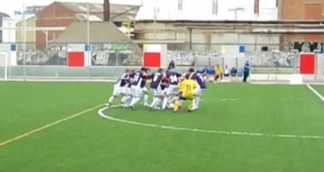 VIDEO: Chiến thuật giữ bóng có 1 không 2 của các cầu thủ trẻ ở Đức