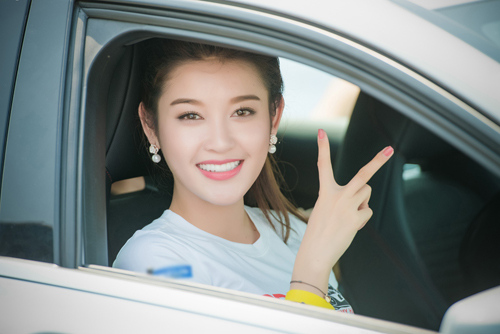 VIDEO: Á hậu huyền My la hét trên siêu xe chạy tốc độ 230kmh