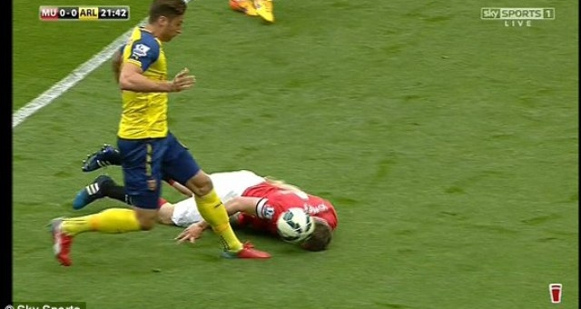 VIDEO: Phil Jones nỗ lực dùng đầu phá bóng để Giroud không thể dứt điểm
