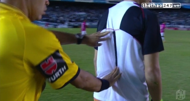 VIDEO: Hài hước thủ môn dùng băng dính để giữ số áo khỏi rơi