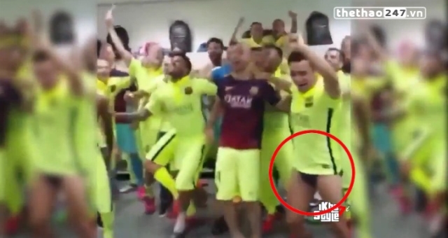 VIDEO: Màn ăn mừng hài hước của Xavi trong phòng thay đồ