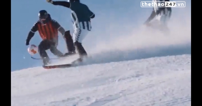VIDEO: Khi bóng đá kết hợp với trượt tuyết