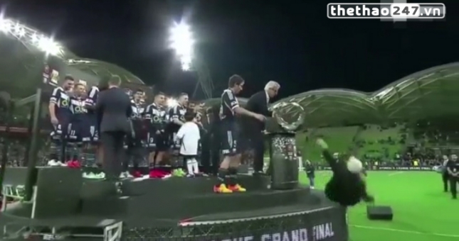 VIDEO: Chủ tịch Liên đoàn bóng đá Australia ngã nhào trên bục trao giải